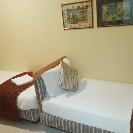 Bentley Hotel Marine Drive Мумбаи Экстерьер фото