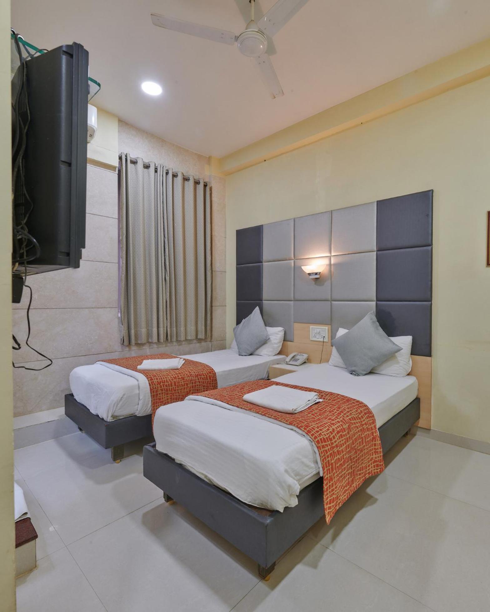 Bentley Hotel Marine Drive Мумбаи Экстерьер фото