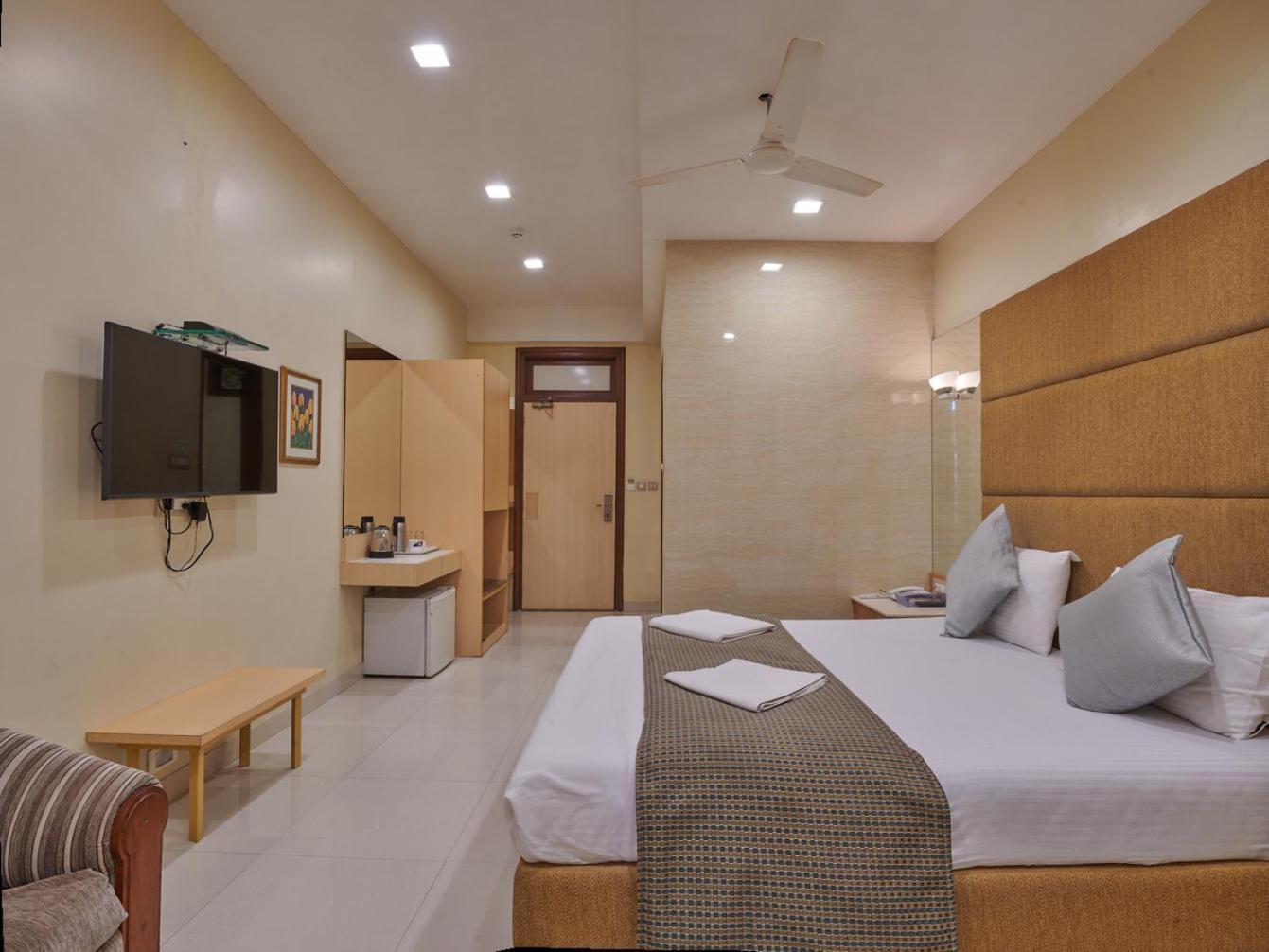 Bentley Hotel Marine Drive Мумбаи Экстерьер фото