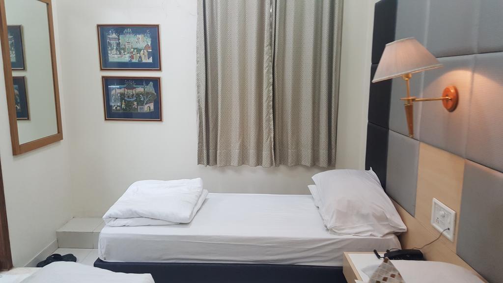Bentley Hotel Marine Drive Мумбаи Экстерьер фото