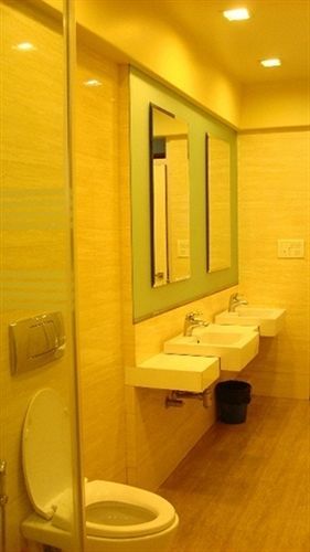 Bentley Hotel Marine Drive Мумбаи Экстерьер фото